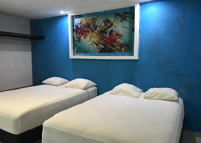 Easy Hotel *